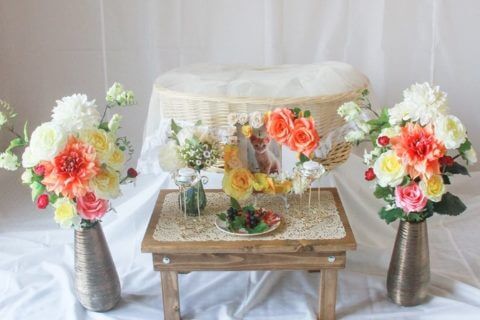 花が飾られた花瓶が2本と遺影写真が飾られた猫用の葬儀祭壇