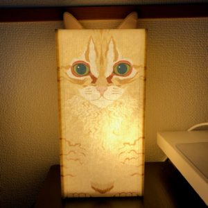 ペットの猫のイラストが描かれている当社オリジナルのランプシェード