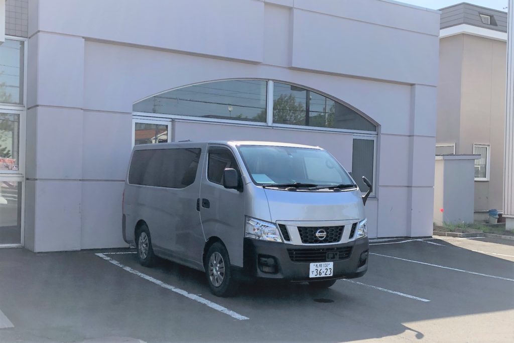 私達のペット火葬場の建物と駐車している移動火葬車