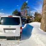 雪がある冬場の豊平区のペット火葬場で火葬をしているペット火葬車