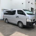 札幌市豊平区にあるペット火葬場で駐車しているペット火葬車の左斜め前部分