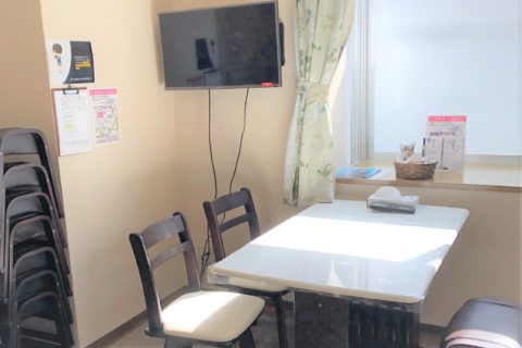 札幌市北区のペット火葬場の待合室テーブルとイス