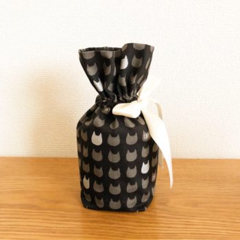 黒い生地にグレーやシルバーの猫柄のドットが入っている当社オリジナルのペット用お骨袋