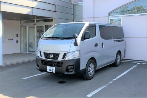 当社のあいの里出張所の駐車場に停車しているペットの移動火葬車