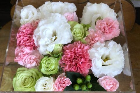 ペット火葬プランで使用した白のトルコキキョウなどのペット火葬用のお別れ生花
